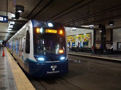 Ein Zug vom Typ Avato S700s der Lightrail in Seattle. Die Züge sind niederflurig