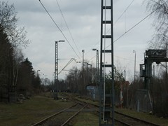 Die Gleise sind nun stillgelegt. "Bauerwartungsland" für eine Wohnanlsge.