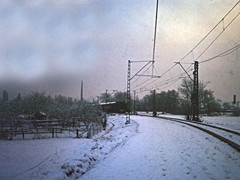 Im Hintergrund die das Gebäude das am Abzweig Niederursel steht.