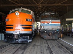 Western Pacific F7A type diesel locomotive 913 und Amtrack 281