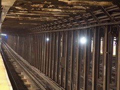 Unendlich viele Stahlstützen tragen den Tunnel