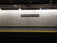 Nun zu einem traurigen Kapitel. Die Namen der bei 9/11 ermordeten sind ann die Wand der Station "World Trade Center" angebracht
