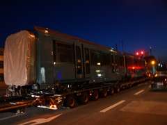 Eine Hälfte eines U-5 50 Wagens wird angeliefert