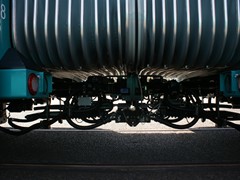 Der Übergang zwischen den Wagen von außen und ....