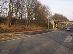 Das asphaltierte Stück dient den Schwertransporten die Bahnen anliefern oder abholen zum Ausschwenken