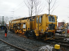 Der Gleisanschluß wurde erneuert. Es wurde extra einen Schotterstopfmaschine auf das Gleis gesetzt.