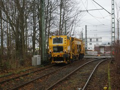 Im Hintergrund ist der provisorische Übergang für die Fußgänger erkennbar.