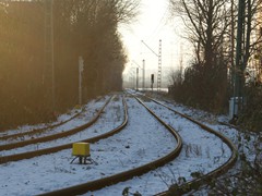 Sie führt hinter dem Umspannwerk noch zweigleisig entlang. Wird dann aber eingleisig weitergeführt.