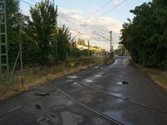 Einst war der Abzweig idyllisch im Grünen gelegen