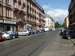 Die Glauburgstraße ist auch so eine Betriebsstrecke. In der Vergangenheit wurde sie manchmal noch für Umleitungen der Straßenbahn genutzt. Seit nun die Hochbahnsteige in der Eckenheimer Landstraße errichtet wurden, dürfte es auch damit vorbei sein.