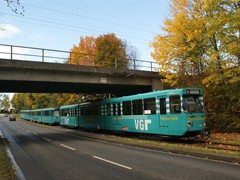 Hier unterquert sie die Bäderbahn nach Bad-Homburg