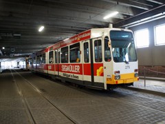 Auch Hochflurwagen 275 ist noch im Linieneinsatz.