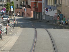 Aus Sicht des Fahrers geht es steil bergab.