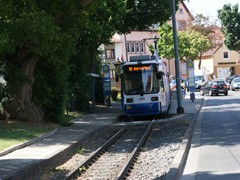 Das Zielschild zeigt die Zeit bis zur nächsten Abfahrt an.