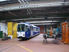 Einsam steht TW 274 in der Werkstatthalle