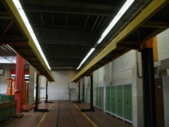 Dacharbeitsstand in der Werkstatthalle.