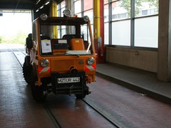 Mit diesem Fahrzeug werden die Bahnen in de rWerkstatthalle rangiert.