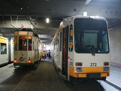 Fahrgastwechsel in der Wagenhalle.