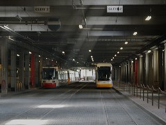 In diese Wagenhalle passen alle 35 Straßenbahnfahrzeuge 