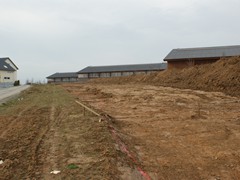 Langsam graben sich die Maschinen in den Boden um eine erträgliche Steigung der Trasse zu verwirklichen.