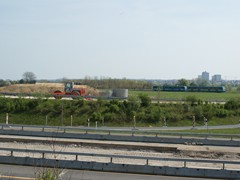 Auf der anderen Seite der Autobahn ist die Rampe bereits aufgeschüttet