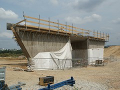 Die Brücke über den Wirtschaftsweg