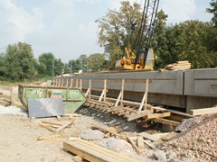 Die neue Brücke ist im Bau
