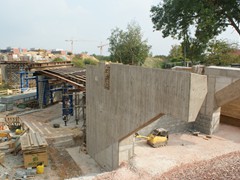 Auf dem Weg zum Riedberg hinauf ist die Rosa-Luxemburg-Straße zu überqueren.