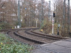 In recht stumpfen Winkel und engem Radius führte die Strecke auf die Taunusbahn zu