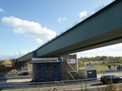 ....überspannt sie die Autobahn