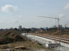 An den Kränen zu erkennen, die Brücke ist noch nicht ganz fertiggestellt.