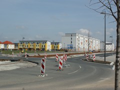 ....nur ein paar Jahre später sind neue Gebäude und eine Bahnstercke entstanden.