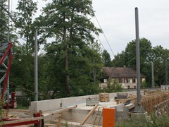 Nun ist sie fast fertiggestellt. Die Oberleitungsmasten stehen bereits.