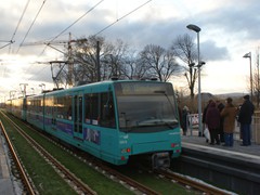 Sie verlässt die Station und fährt nun hinab....