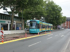Ein Zug der gebrochenen Linie 11 befährt die Kletterweiche.