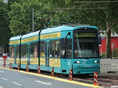 der S-Wagen die Weiche. Man beachte den Knick.