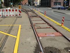 ....dadurch ist sichergestellt, dass für die Rückfahrt die Zunge immer so anliegt, dass es "geradeaus" geht.