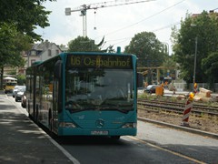 Fährt an der Baustelle vorbei.