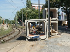 ....diese Kanalfertigteile warten darauf versenkt zu werden.