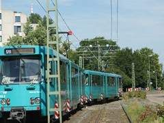 ...wechselt am südlichen Gleiswechsel wieder wieder auf das richtige Gleis