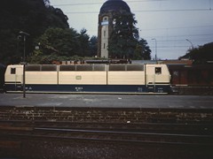 181 221-3 in ozeanblau-beige ca. 1976, 2014 ist sie nun verkehrsrot