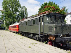 E 04 20 stand als Denkmal vor der ehm- DB Zentrale in Franfurt am Main