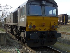 Class 66 DE6307 wartet in Frankfurt Ost auf den nächsten Job
