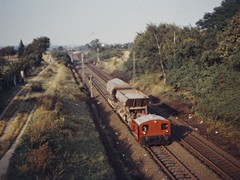 Köf mit Schotterzug im Baustellenverkehr