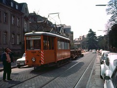 Ein Falschparker stoppte den Zug, der Fahrer des 2001 suchte den Fahrer des Falschparkers in der Paul-Ehrlich Strasse