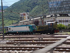 Da die Abstellanlage in Bozen nicht elektrifiziert ist, ist der kleine Diesel gefragt um die Züge bereit zu stellen.