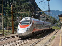 Ein ETR 610 003 erreicht Bozen....