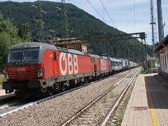 Zwei ÖBB 1293 Vectrons schleppen die rollende Landstraße über den Brenner