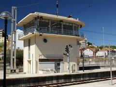 Das Stellwerk von Campolide in der Spitze des Bahnsteig-Dreiecks gelegen