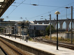 Rechts die Gleise führen über den Tejo.